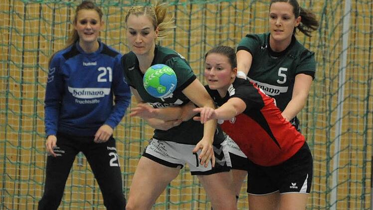Kein Durchkommen: Auf verlorenem Posten steht die Haunstettenerin Franziska Niebert gegen (von links) SG-Torfrau Pia Kunzmann, Julia Albert und Lisa Wenzke. Foto: Hopf