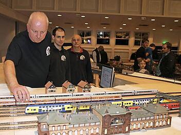 Fertig ist die neue Anlage der Eisenbahnfreunde Kulmbach noch lange nicht: Frank Baumgärtel, Thomas und Helmut Kortschack präsentierten die HO-Anlage trotzdem bei der Modellbahnausstellung. Foto: Sonja Adam
