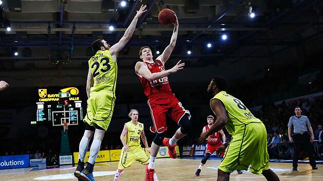 Patrick Heckmann (mit Ball) war im Derby der erfolgreichste Korbj&auml;ger. Hier setzt er sich gegen Jake Odum (l.) und Travis Leslie durch. Fotos: L&ouml;b