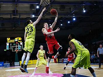 Patrick Heckmann (mit Ball) war im Derby der erfolgreichste Korbjäger. Hier setzt er sich gegen Jake Odum (l.) und Travis Leslie durch. Fotos: Löb
