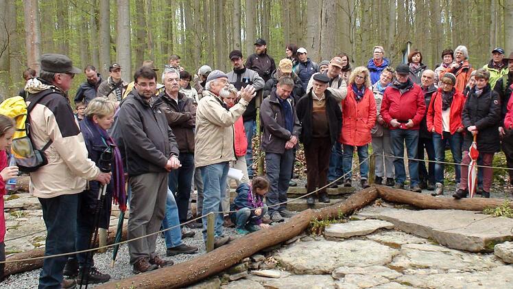 Zahlreiche Interessierte gingen den rund acht Kilometer langen Weg vom Heiligenhof zum Museum Euerdorf. Foto: Doris Bauer