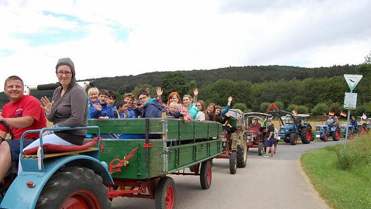 Die Bewohner des Caritas-Wohnheim St. Michael aus Lichtenfels führten die Oldtimer-Rundfahrt in Uetzing an. Foto: A. Welz