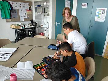 Petra Obijou (o.) unterstützt junge Flüchtlinge dabei, Deutsch zu lernen.Foto: Petra Malbrich