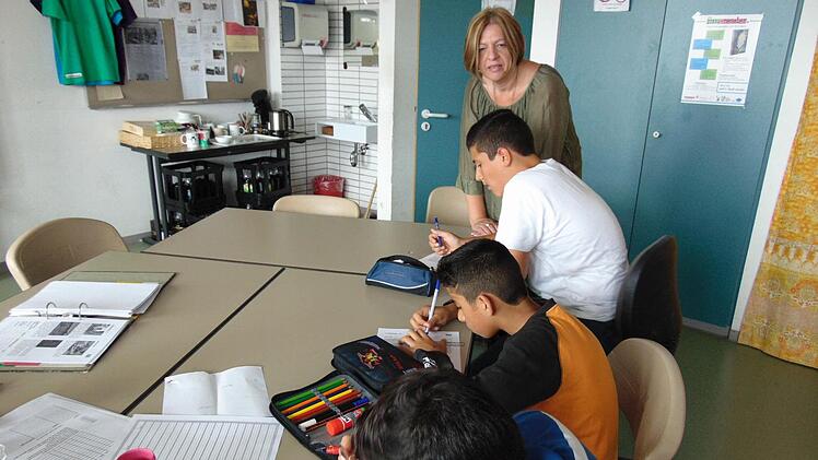 Petra Obijou (o.) unterstützt junge Flüchtlinge dabei, Deutsch zu lernen.Foto: Petra Malbrich
