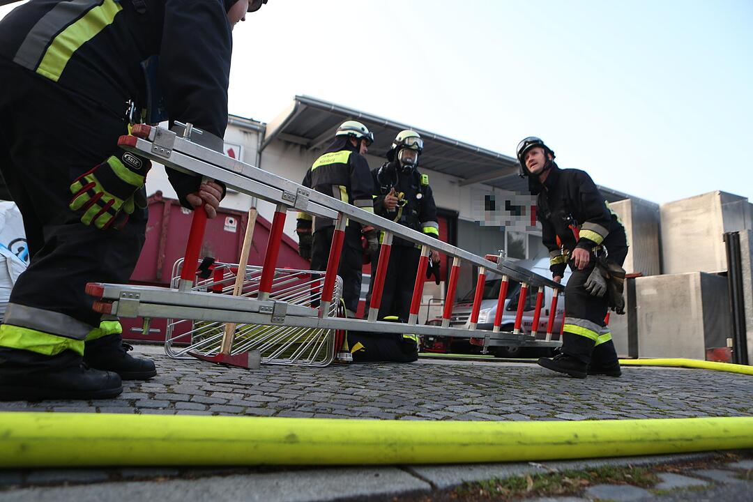 Nürnberg: Brand in Lagerhalle