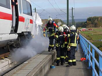 Feuer! Ein schwieriges Unglücksszenario erwartete am Samstag die Einsatzkräfte auf der Brücke über den Froschgrundsee.Berthold Köhler