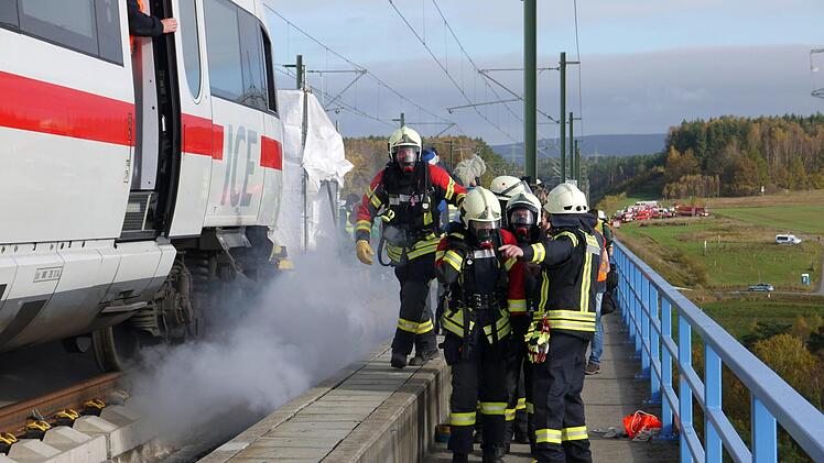 Feuer! Ein schwieriges Unglücksszenario erwartete am Samstag die Einsatzkräfte auf der Brücke über den Froschgrundsee.Berthold Köhler