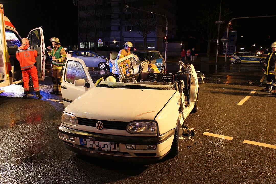 Unfall Bayreuth: Feuerwehr rettet Frau aus Auto