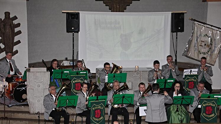 Das Neujahrskonzert der Blaskapelle Pfaffendorf in der Schlosskirche in Pfaffendorf war geprägt von Egerländer Musik und einer Rückschau auf die 70jährige Geschichte des Klangkörpers. Helmut Will