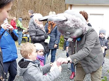 ... beschenkten die Kinder in Unterzaubach. Fotos: Klaus-Peter Wulf