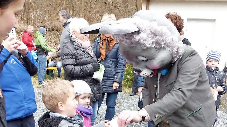 ... beschenkten die Kinder in Unterzaubach. Fotos: Klaus-Peter Wulf