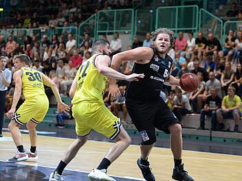 Der Gießener Hüne John Bryant erzielte 16 seiner 19 Punkte im letzten Viertel. Hier setzt er sich im Centerduell gegen den Bayreuther Ziga Dimec durch. Foto: Peter Mularczyk