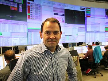Im großen Kontrollraum: Ralf Acker leitet das Netzwerk-Management-Zentrum der Telekom in Bamberg.  Foto: Sebastian Schanz