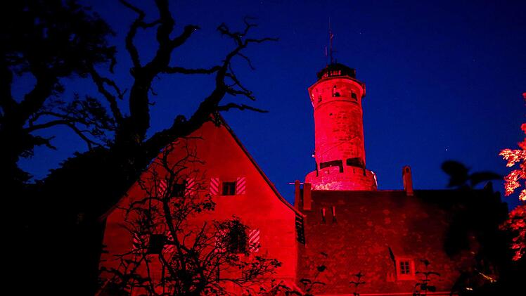 Die Altenburg erstrahlte  in der Nacht auf Dienstag in Rot. Foto: Kilian Keuchel