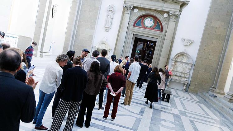 Bundeskanzlerin a.D. Merkel signiert Kunstpostkarten
