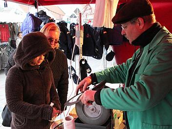 Bernhard Rösch aus Burgpreppach, der seit zwei  Jahren regelmäßig zum Kulmbacher Jahrmarkt kommt, beherrscht das traditionelle Scherenschleiferhandwerk. Und wenn es sein muss, schärft er auch schon mal eine Sichel. Fotos: Stephan Tiroch