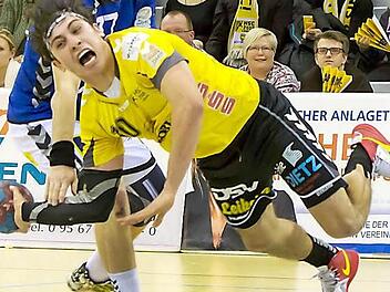 Hajck Karapetjan schmorte bei der knappen Niederlage beim Dessau-Roßlauer HV lange auf der Bank, weil HSC-Coach Hrvoje Horvat überraschend wieder Mirza Cehajic auf der Spielmacherposition den Vorzug gab. Im Heimspiel muss das Coburger "Eigengewächs" aber wieder von Beginn an ran, denn Cehajic wurde nach einem taktischen Foul in der letzten Minute gesperrt und fehlt deshalb gegen die TG Münden. Foto: Albert Höchstädter