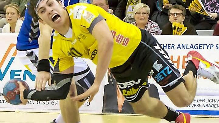 Hajck Karapetjan schmorte bei der knappen Niederlage beim Dessau-Roßlauer HV lange auf der Bank, weil HSC-Coach Hrvoje Horvat überraschend wieder Mirza Cehajic auf der Spielmacherposition den Vorzug gab. Im Heimspiel muss das Coburger "Eigengewächs" aber wieder von Beginn an ran, denn Cehajic wurde nach einem taktischen Foul in der letzten Minute gesperrt und fehlt deshalb gegen die TG Münden. Foto: Albert Höchstädter