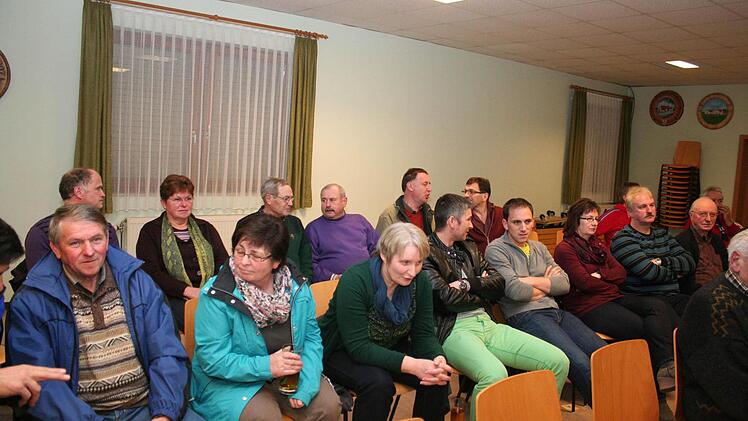Rund 50 Bürger lauschten den Ausführungen des Bürgermeisters während der Versammlung.