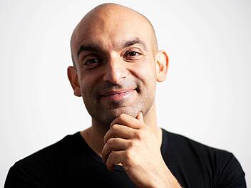 Django Asül tritt in Rentweinsdorf am 30. März mit seinem Programm "Paradigma" auf. (Foto: Künstler & Bühnen - Marion Germer)