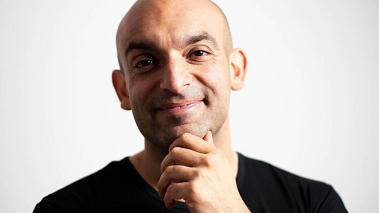 Django Asül tritt in Rentweinsdorf am 30. März mit seinem Programm "Paradigma" auf. (Foto: Künstler & Bühnen - Marion Germer)