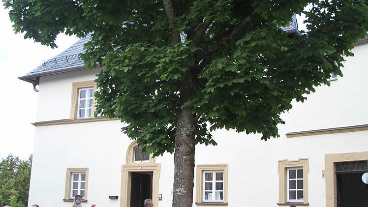 Viele Gläubige lauschten den Worten von Weihbischof Herwig Gössl draußen, natürlich war auch die päpstliche Wallfahrtsbasilika mit Gläubigen gefüllt. Foto: Sonja Adam