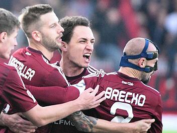 So könnte es aus Nürnberger Sicht in der Zweiten Liga gerne weitergehen: (v. l.) Patrick Erras, Torschütze Guido Burgstaller, Georg Margreitter und Kapitän Miso Brecko feiern einen Treffer gegen Heidenheim. Foto: Stefan Puchner/dpa