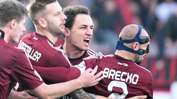 So könnte es aus Nürnberger Sicht in der Zweiten Liga gerne weitergehen: (v. l.) Patrick Erras, Torschütze Guido Burgstaller, Georg Margreitter und Kapitän Miso Brecko feiern einen Treffer gegen Heidenheim. Foto: Stefan Puchner/dpa