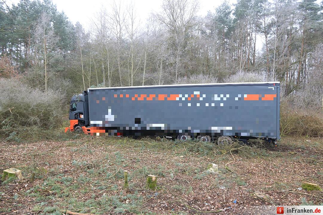 Lkw rast bei Gremsdorf ins Unterholz