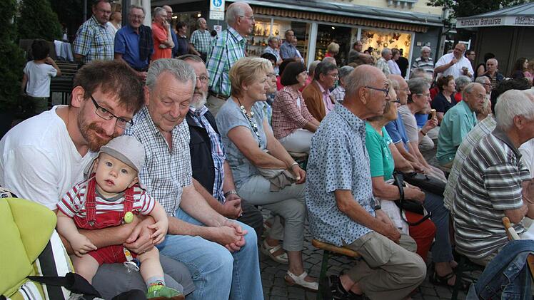 Das Publikum war begeistert von der Stimmung auf dem Kulmbacher Marktplatz: Die Stadtkapelle präsentierte sich in Bestform