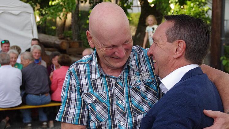 Die Minuten vor der Ergebnisverkündung verbrachte Norbert Gräbner in Unterrodach auf einem Fest des Turnvereins. Dort erhielt er viele gute Wünsche.  Foto: Marco Meißner