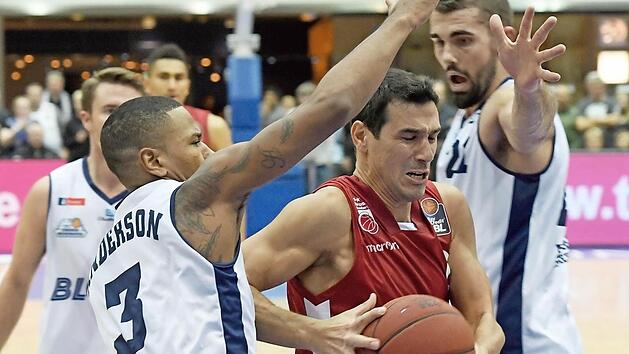 Es war ein hartes St&uuml;ck Arbeit f&uuml;r Nikos Zisis (mit Ball), der sich hier gegen die Eisb&auml;ren Karvel Anderson (l.) und Harper Kamp durchsetzt, und seine Mitstreiter in Bremerhaven.  Foto: Wolfhard Scheer