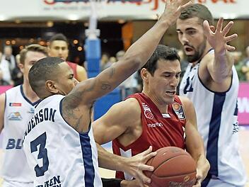 Es war ein hartes Stück Arbeit für Nikos Zisis (mit Ball), der sich hier gegen die Eisbären Karvel Anderson (l.) und Harper Kamp durchsetzt, und seine Mitstreiter in Bremerhaven.  Foto: Wolfhard Scheer