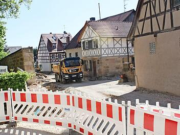 Die Arbeiten laufen gleich in Rathausnähe ab. Foto: Anette Schreiber