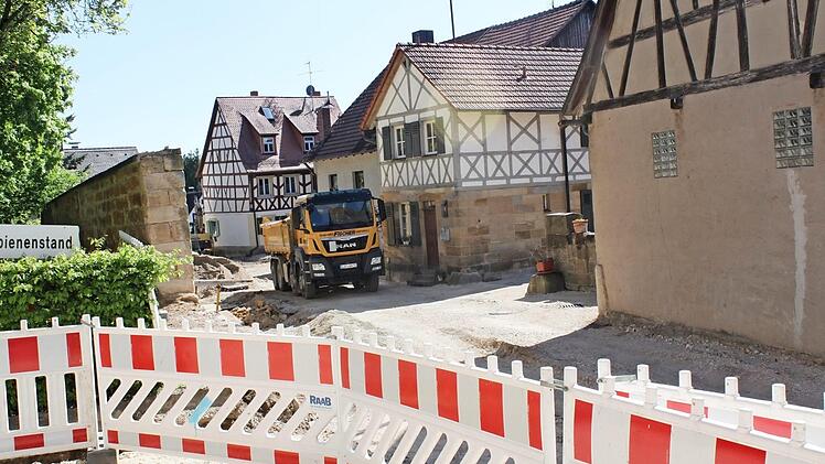 Die Arbeiten laufen gleich in Rathausnähe ab. Foto: Anette Schreiber