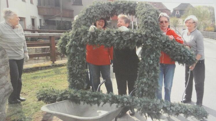 Ein Bild aus dem letzten Jahr. Die Frauen brachten kurzentschlossen mit einer Robbern die eine Hälfte der Osterkrone vor zum Austellort. Eine Gaudi!Lisa Moser/Archiv