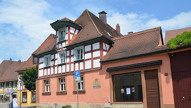 Das Lang-Anwesen in der Hauptstraße: In das schmucke Fachwerkhaus, das viele Jahrzehnte eine Bäckerei beherbergte, zieht bald vorübergehend die Tourist-Info der Stadt ein.  Fotos: Bernhard Panzer