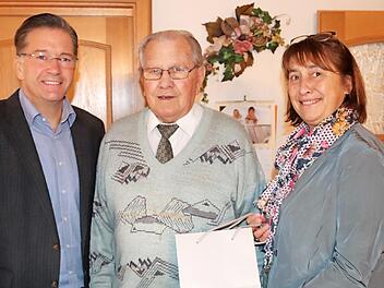 Karsten Fischkal und Gabi Klaußner gratulierten Johann Hörrlein zum 90. Geburtstag. Foto: Johanna Blum
