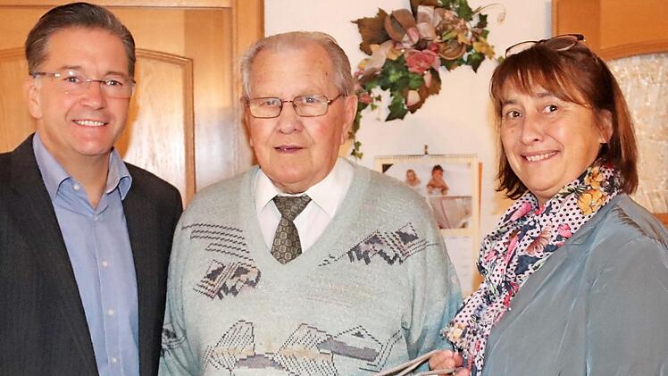 Karsten Fischkal und Gabi Klaußner gratulierten Johann Hörrlein zum 90. Geburtstag. Foto: Johanna Blum