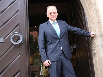 Bürgermeister Helmut Blank steht in der Eingangstür zum Rathaus. Wie jetzt bekannt wurde, laufen zwei Ermittlungsverfahren gegen ihn.  Foto: Thomas Malz