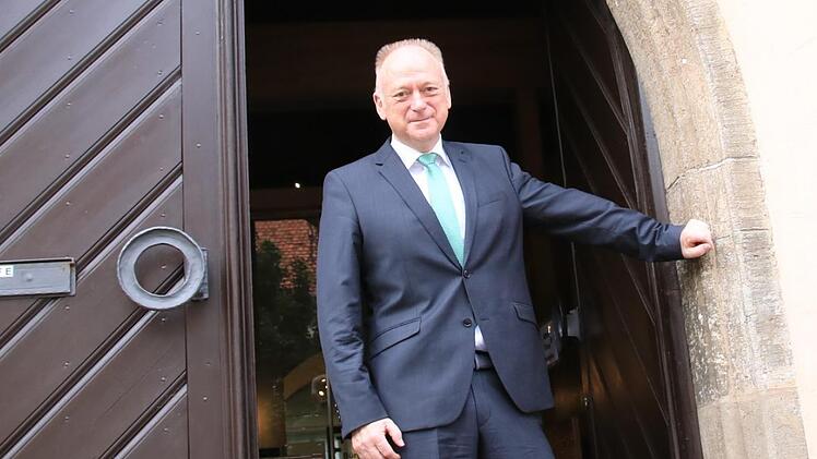 Bürgermeister Helmut Blank steht in der Eingangstür zum Rathaus. Wie jetzt bekannt wurde, laufen zwei Ermittlungsverfahren gegen ihn.  Foto: Thomas Malz