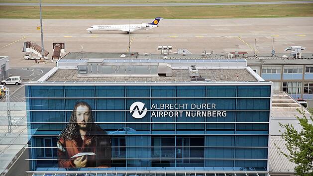 Seit 2014 ist der N&uuml;rnberger Flughafen nach dem Maler Albrecht D&uuml;rer benannt. Der Airport profitiert vor allem von Urlaubern. Foto: Daniel Karmann,/dpa