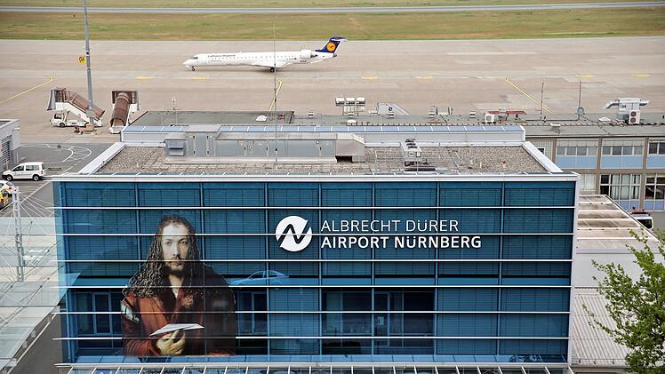 Seit 2014 ist der Nürnberger Flughafen nach dem Maler Albrecht Dürer benannt. Der Airport profitiert vor allem von Urlaubern. Foto: Daniel Karmann,/dpa