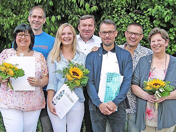 Für 25 Jahre Treue zur Gestungshäuser Sportlerfamilie wurden (erste Reihe von links) ausgezeichnet: Nicole Liebermann, Andrea Gäbelein, Kai-Uwe Jacob und Bettina Langbein; dahinter Kassier Bernd Gäbelein, Vorsitzender Norbert Engel und 2. Vorsitzender Marco Langbein Foto: Klaus Oelzner