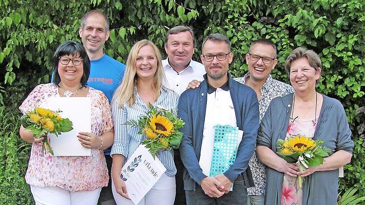 Für 25 Jahre Treue zur Gestungshäuser Sportlerfamilie wurden (erste Reihe von links) ausgezeichnet: Nicole Liebermann, Andrea Gäbelein, Kai-Uwe Jacob und Bettina Langbein; dahinter Kassier Bernd Gäbelein, Vorsitzender Norbert Engel und 2. Vorsitzender Marco Langbein Foto: Klaus Oelzner