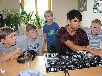 Liyod Yogo Neto (Zweiter von rechts) zeigt dem jugendlichen DJ -Nachwuchs, wie Technik und Programm funktionieren.  Foto: Gerda Völk