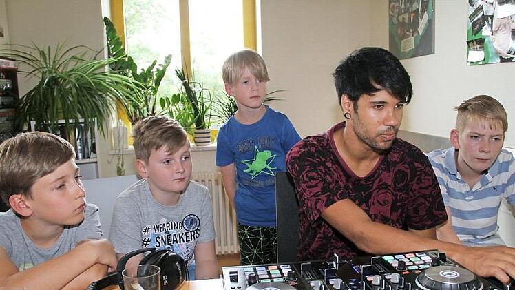 Liyod Yogo Neto (Zweiter von rechts) zeigt dem jugendlichen DJ -Nachwuchs, wie Technik und Programm funktionieren.  Foto: Gerda Völk