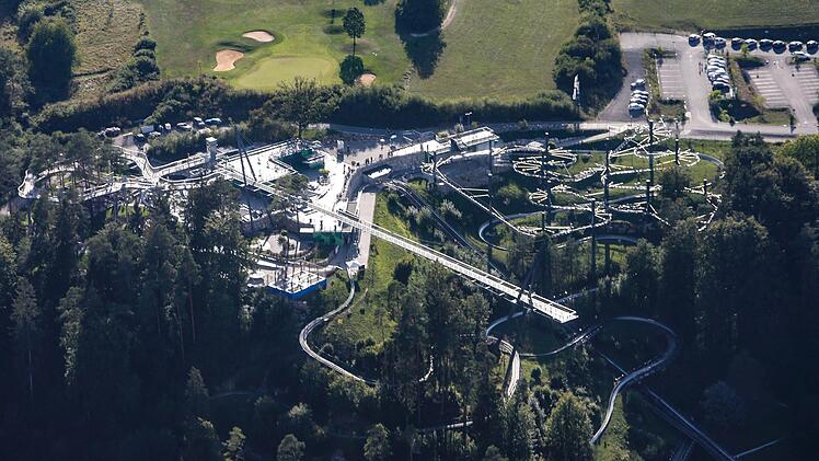 Der Skywalk ragt aus dem Erlebnisfelsen Pottenstein heraus. Foto: Matthias Hoch