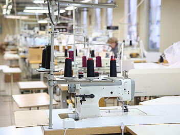 Näherei, Nähbetrieb, Textilfirma, Herstellung, Produktion, Fertigung, Halle, Mode