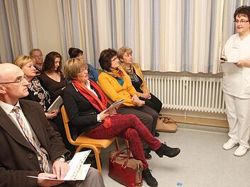 Care-Schwester Anneliese Müller (rechts) informierte die Besuchergruppe über die Ziele und Aufgaben des "Palliativmedizinischen Dienstes".